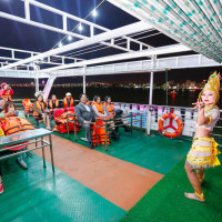 Du Thuyền Sông Hàn Vinh Anh