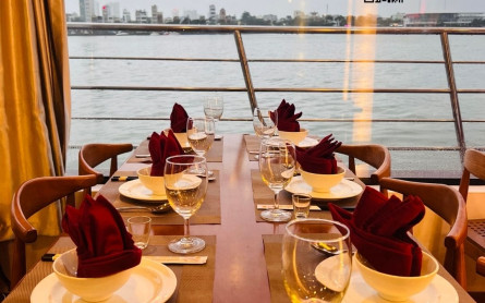 Một Đêm Lãng Mạn Trên Sông Hàn – Trải Nghiệm Ăn Tối Trên Du Thuyền Tàu Rồng Đà Nẵng