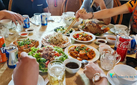 TÌNH YÊU TRÊN SÓNG: Ăn Tối Trên Du Thuyền Sông Hàn – Đêm Đà Nẵng Này Phải THẬT KHÁC!